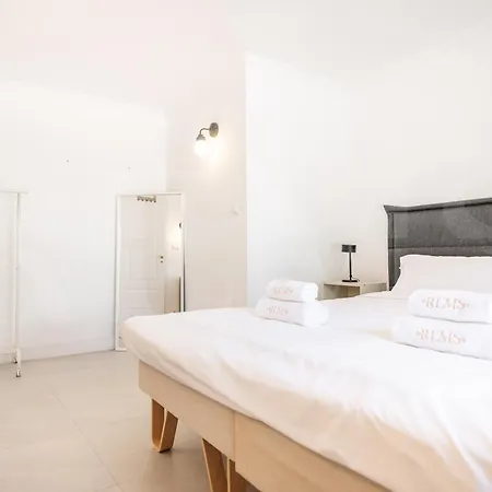 Villa Relaxing With Pool, Garden & Parking Rems
